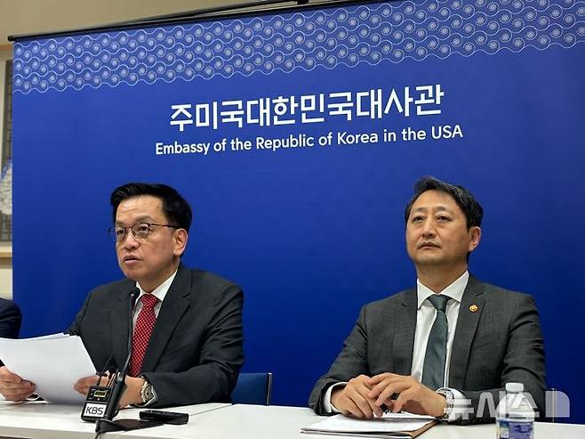 [워싱턴=뉴시스]이윤희 특파원 = 최상목 경제부총리 겸 기획재정부 장관과 안덕근 산업통상자원부 장관이 24일(현지 시간) 미국 워싱턴DC 주미대사관에서 한미 2+2 통상회담 결과를 브리핑하고 있다. 2025.04.25.