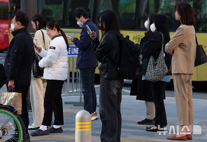 [서울=뉴시스] 이영환 기자 = 아침 기온이 떨어지며 비교적 쌀쌀한 날씨를 보인 25일 오전 서울 종로구 광화문네거리에서 외투를 걸친 시민들이 신호를 기다리고 있다. 2025.04.25. 20hwan@newsis.com