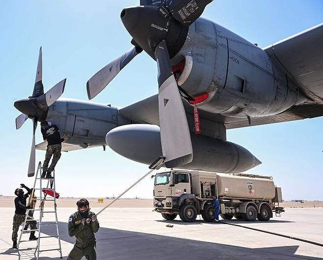 [서울=뉴시스] 공군은 지난 21일부터(현지 시간) UAE 알 다프라 공군기지에서 열리는 '2025 데저트 플래그'에 참가해 화물 투하, 비포장 활주로 착륙 훈련 등을 실시하고 있다. 24일에는 UAE군사훈련협력단(아크부대)과 처음으로 합동고공강하 훈련도 실시했다.사진은 훈련에 앞서 C-130H 수송기를 정비하고 있는 정비요원들. (사진=공군 제공) 2025.04.25. photo@newsis.com *재판매 및 DB 금지