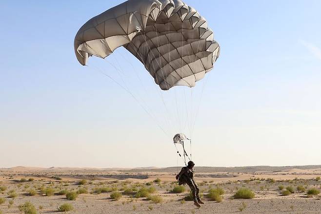 [서울=뉴시스] 공군은 지난 21일부터(현지 시간) UAE 알 다프라 공군기지에서 열리는 '2025 데저트 플래그'에 참가해 화물 투하, 비포장 활주로 착륙 훈련 등을 실시하고 있다. 24일에는 UAE군사훈련협력단(아크부대)과 처음으로 합동고공강하 훈련도 실시했다.사진은 C-130H 수송기에서 고공강하를 하고 있는 공군 항공특수통제사(CCT)와 아크부대 고공팀. (사진=공군 제공) 2025.04.25. photo@newsis.com *재판매 및 DB 금지