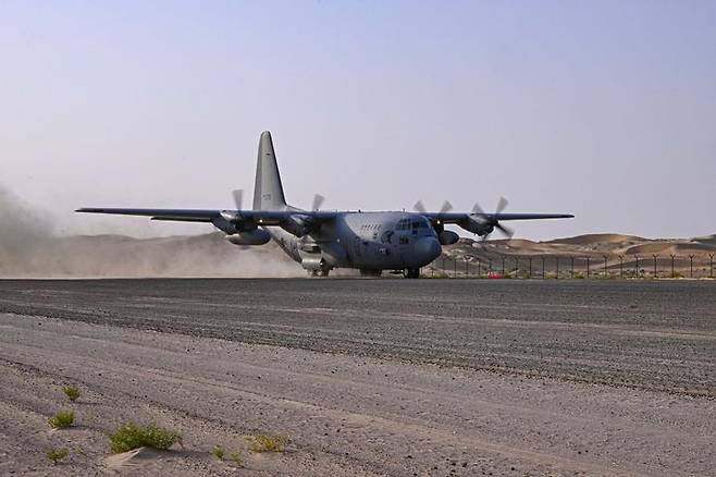 [서울=뉴시스] 공군은 지난 21일부터(현지 시간) UAE 알 다프라 공군기지에서 열리는 '2025 데저트 플래그'에 참가해 화물 투하, 비포장 활주로 착륙 훈련 등을 실시하고 있다. 24일에는 UAE군사훈련협력단(아크부대)과 처음으로 합동고공강하 훈련도 실시했다.사진은 비포장 활주로에 착륙하고 있는 C-130H. (사진=공군 제공) 2025.04.25. photo@newsis.com *재판매 및 DB 금지