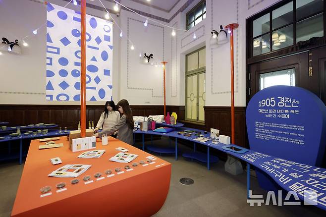 [서울=뉴시스] 최동준 기자 = 25일 서울 중구 문화역서울284에서 '서울백화점  Local to Seoul 100 Diaries' 전시가 열리고 있다.문화체육관광부와 한국공예·디자인문화진흥원이 구 서울역 개장 100주년을 기념해 마련한 이번 전시는 전국 각지의 생활문화 브랜드 100여 개를 한자리에 모아 지역 고유의 맛, 멋, 놀이 문화를 체험할 수 있도록 기획됐다. 2025.04.25. photocdj@newsis.com