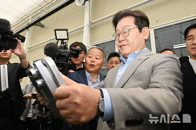 [나주=뉴시스] 이영주 기자 = 이재명 더불어민주당 대선 경선 후보가 25일 오전 전남 나주시 전남농업기술원에서 열린 '미래농업 전초기지 호남' 농업과학기술 진흥 간담회에 참여해 전남농기원의 휴대용 생육측정장치를 살피고 있다. 2025.04.25. leeyj2578@newsis.com