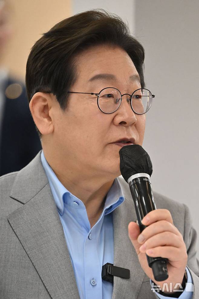 [나주=뉴시스] 이영주 기자 = 이재명 더불어민주당 대선 경선 후보가 25일 오전 전남 나주시 전남농업기술원에서 열리는 '미래농업 전초기지 호남' 농업과학기술 진흥 간담회에 참여해 인사말하고 있다. 2025.04.25. leeyj2578@newsis.com