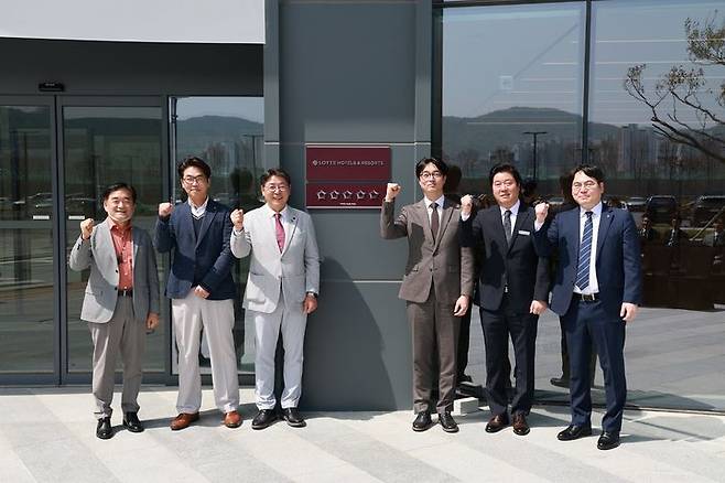 [서울=뉴시스] 롯데호텔앤리조트 김해 가족호텔 5성 현판식. (사진=롯데호텔앤리조트) 2025.04.25. photo@newsis.com  *재판매 및 DB 금지