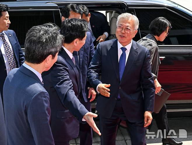 [서울=뉴시스] 국회사진기자단 = 문재인 전 대통령이 25일 국회에서 우원식 국회의장과 면담을 위해 들어서며 김민기 국회사무총장과 인사를 나누고 있다. 이날 문 전 대통령은 판문점선언 7주년 기념식 참석을 위해 퇴임 후 처음으로 국회를 방문했다.2025.04.25. photo@newsis.com