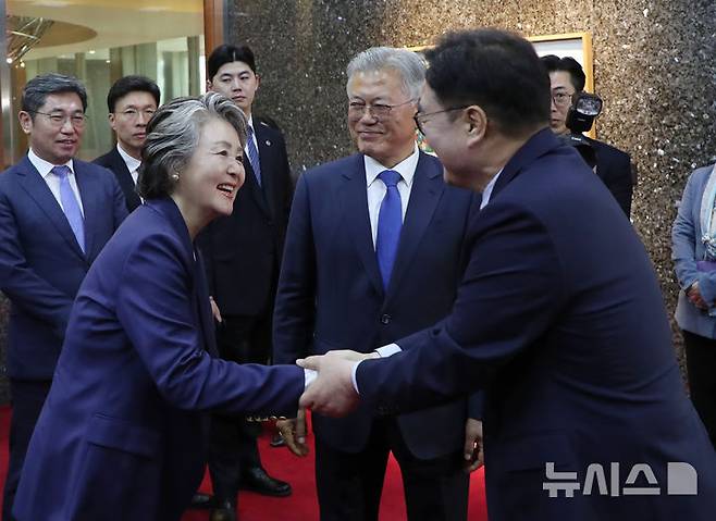 [서울=뉴시스] 국회사진기자단 = 문재인 전 대통령과 김정숙 여사가 25일 서울 여의도 국회 의장접견실 앞에서 우원식 국회의장 면담에 앞서 인사를 나누고 있다. 2025.04.25. photo@newsis.com