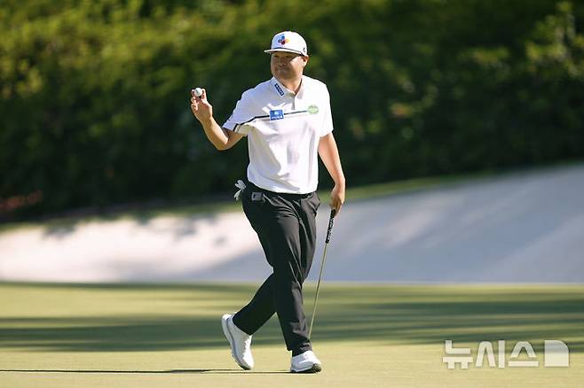 [오거스타=AP/뉴시스] 임성재가 지난 13일(현지 시간) 미 조지아주 오거스타 내셔널 골프클럽에서 열린 제89회 마스터스 토너먼트 최종 라운드 13번 홀에서 이글을 기록한 후 인사하고 있다. 임성재는 최종 합계 7언더파 281타 공동 5위로 대회를 마쳤다. 2025.04.14.