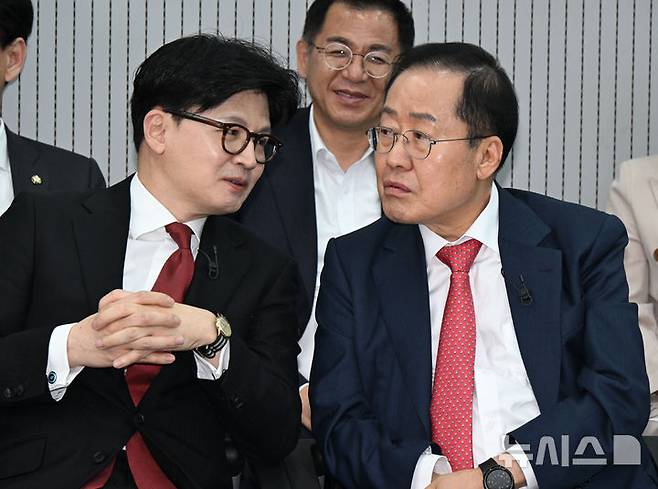 [서울=뉴시스] 국회사진기자단 = 한동훈(왼쪽), 홍준표 제21대 대통령 선거 국민의힘 경선 후보가 지난 23일 오후 서울 여의도 국민의힘 중앙당사에서 열린 2차 경선토론회 미디어데이에서 대화하고 있다. 2025.04.23. photo@newsis.comㄷ