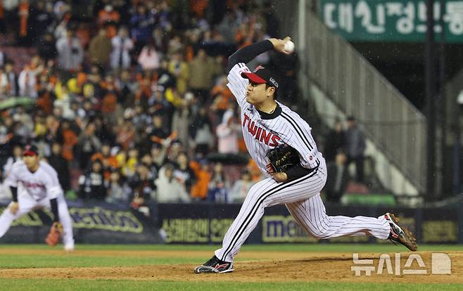 [서울=뉴시스] 김진아 기자 = 지난달 27일 오후 서울 송파구 잠실야구장에서 열린 2025 KBO리그 한화 이글스와 LG 트윈스의 경기, 9회초 김강률이 역투하고 있다. 2025.03.27. bluesoda@newsis.com