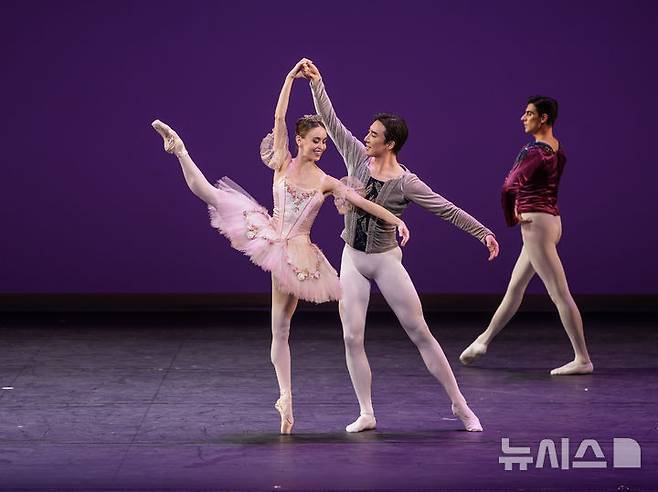 [서울=뉴시스]13년 만에 내한한 세계 최정상급 미국 국립발레단 아메리칸 발레 시어터(ABT)가 24일 저녁 서울 강남구 GS아트센터에서 갈라 공연을 펼쳤다. ABT 솔리스트 한성우(오른쪽)와 스카일라 브란트(왼쪽)가 '잠자는 숲속의 공주 <로즈 아다지오>'에서 열연하고 있다. (사진=ⓒYOON6PHOTO·GS아트센터 제공)