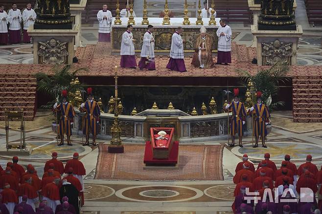 [바티칸시국=AP/뉴시스] 23일(현지 시간) 바티칸의 성 베드로 대성당에 프란치스코 교황의 시신이 안치돼 있다. 2025.04.23.