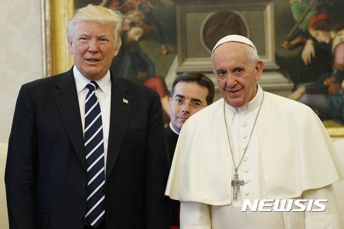 【바티칸= AP/뉴시스】 도널드 트럼프 미국 대통령이 26일(현지 시간) 바티칸에서 열리는 프란치스코 교황 장례식에 참석한다. 사진은 2017년 5월24일 바티칸을 방문한 트럼프 대통령과 포즈를 취한 프란치스코 교황. 2025.04.25.