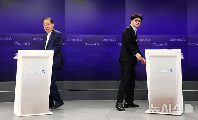 [서울=뉴시스] 국회사진기자단=25일 오후 종로구 동아미디어센터 채널A스튜디오에서 국민의힘 대선 2차 경선 진출자인 한동훈, 홍준표(왼쪽) 후보가 기념촬영 후 자리로 돌아가고 있다. 2025.04.25. photo@newsis.com