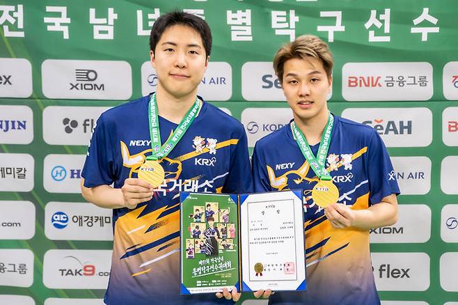 임종훈(왼쪽)-안재현(이상 한국거래소) 조가 25일 강원도 강릉아레나에서 열린 대회 남자일반부 복식 결승전에서 박강현-우형규(이상 미래에셋증권) 조를 3-0(13-11 11-7 11-6)으로 완파하고 우승을 차지했다. 2025.04.25. (사진=대한탁구협회 제공) *재판매 및 DB 금지