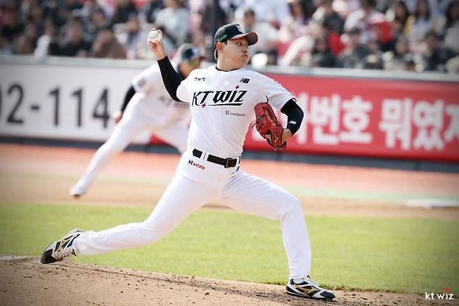 [서울=뉴시스] 프로야구 KT 위즈 소형준이 지난달 8일 수원KT위즈파크에서 열린 LG 트윈스와의 2025 KBO 시범경기에 등판해 투구를 선보이고 있다. (사진=KT 위즈 제공) 2025.03.08. *재판매 및 DB 금지