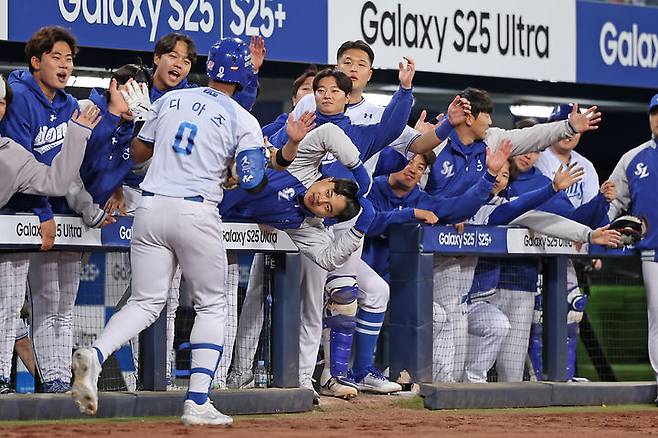 [서울=뉴시스] 프로야구 삼성 라이온즈 르윈 디아즈가 25일 대구 삼성라이온즈파크에서 열린 2025 신한 쏠뱅크 KBO리그 NC 다이노스와의 경기에서 홈런을 치고 동료들의 축하를 받고 있다. (사진=삼성 라이온즈 제공) 2025.04.25. *재판매 및 DB 금지