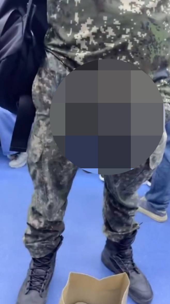 신분당선 '군복 노출남' [X 캡처]