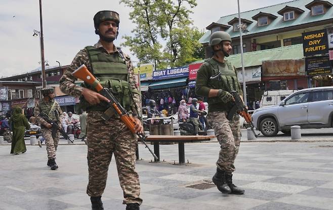 무장한 인도 군인들이 카슈미르 스리나가르 길거리를 순찰하고 있다. AP-연합뉴스
