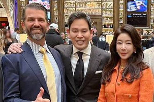 정용진 신세계그룹 회장과 부인 한지희 여사가 지난 1월 18일(현지시간) 미국 워싱턴DC에서 트럼프 주니어를 만나고 있다. 신세계그룹 제공