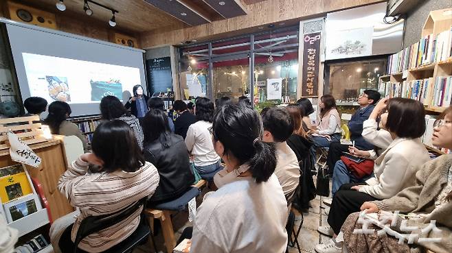 지난 10일 순천 문화의거리 책방 '서성이다'에서 열린 '기후여행자' 북토크에서 임영신 작가가 기후위기 시대 여행에 대해 이야기하고 있다. 박사라 기자