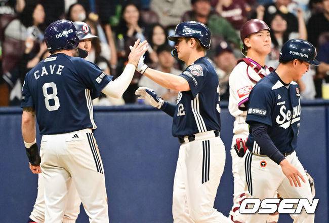 [OSEN=고척, 박준형 기자]  24일 오후 서울 고척스카이돔에서 ‘2025 신한 SOL BANK KBO리그’  키움 히어로즈와 두산 베어스의 경기가 진행됐다.이날 키움은 김연주를 두산은 콜어빈을 선발투수로 내세웠다.7회초 1사 1,2루 두산 김재환이 3점 홈런을 날리고 홈을 밟고 있다.     2025.04.24 / soul1014@osen.co.kr