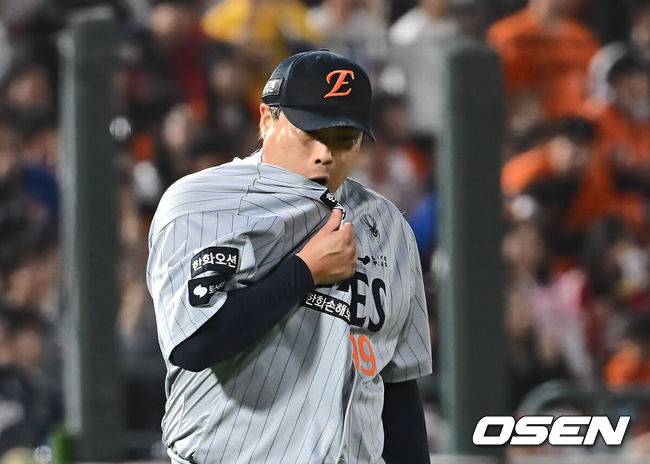 [OSEN=부산, 이석우 기자] 24일 부산 사직야구장에서 2025 신한 SOL 뱅크 KBO 리그 롯데 자이언츠와 한화 이글스의 경기가 열렸다. 홈팀 롯데는 박세웅, 방문팀 한화는 류현진이 선발 출전했다.한화 이글스 류현진이 6회말 1사 1,3루 롯데 자이언츠 전준우에게 역전 1타점 희생타를 맞고 아쉬워하고 있다. 2025.04.24 / foto0307@osen.co.kr