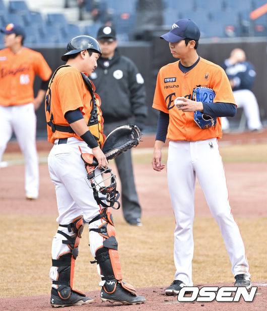 [OSEN=박준형 기자] 한화 투수 황준서(오른쪽)와 포수 장규현이 이야기를 나누고 있다. 2025.03.06 / soul1014@osen.co.kr