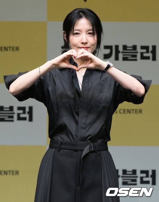 [OSEN=조은정 기자]연극 ‘헤다 가블러’ 제작발표회가 8일 오후 서울 강서구 LG아트센터 서울에서 열렸다.이날 현장에는 이현정 LG아트센터장을 비롯해 연출가 전인철, 배우 이영애, 김정호, 지현준, 이승주, 백지원 등이 참석했다.배우 이영애가 포즈를 취하고 있다. 2025.04.08 /cej@osen.co.kr