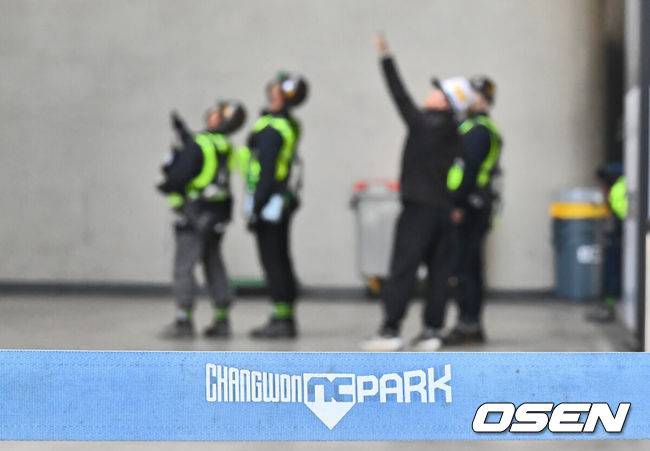 [OSEN=창원, 이석우 기자] 지난달 29일 LG 트윈스와 NC 다이노스와의 경기 중 3루 내야석 매점 부근 약 4층 높이에 있던 알루미늄 '루버'가 떨어져 관중이 사망하는 사고가 발생했다. 해당 사고의 여파로 지난 30일 LG와 NC의 경기는 즉각 취소됐고, 1일부터 3일까지 열리는 SSG 랜더스와의 경기는 3연전을 모두 취소했다. 또한 피해자 애도를 위해 1일 모든 경기는 전면 취소됐다. 관계자들이 창원NC파크 사고 현장을 체크하고 있다. 2025.04.01 / foto0307@osen.co.kr