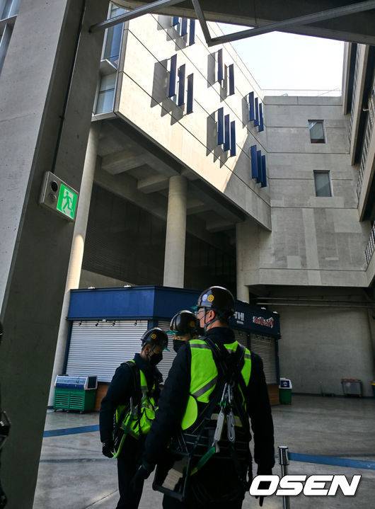 [OSEN=창원, 이석우 기자] 지난달 29일 LG 트윈스와 NC 다이노스와의 경기 중 3루 내야석 매점 부근 약 4층 높이에 있던 알루미늄 '루버'가 떨어져 관중이 사망하는 사고가 발생했다. 해당 사고의 여파로 지난 30일 LG와 NC의 경기는 즉각 취소됐고, 1일부터 3일까지 열리는 SSG 랜더스와의 경기는 3연전을 모두 취소했다. 또한 피해자 애도를 위해 1일 모든 경기는 전면 취소됐다. 관계자들이 창원NC파크 사고 현장을 체크하고 있다. 2025.04.01 / foto0307@osen.co.kr