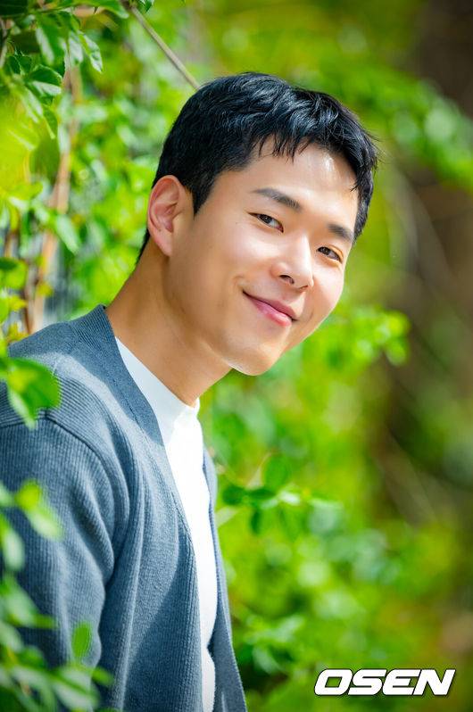 [OSEN=민경훈 기자] 배우 주연우가 최근 서울 마포구 합정동 OSEN 사옥에서 인터뷰를 가졌다.주연우는 지난 12일 종영한 SBS 금토드라마 ‘보물섬’에서 비선 실세 염장선(허준호 분)의 오른팔 천구호 역을 맡아 열연을 펼쳤다.배우 주연우가 카메라 앞에서 포즈를 취하고 있다. 2025.04.21 / rumi@osen.co.kr