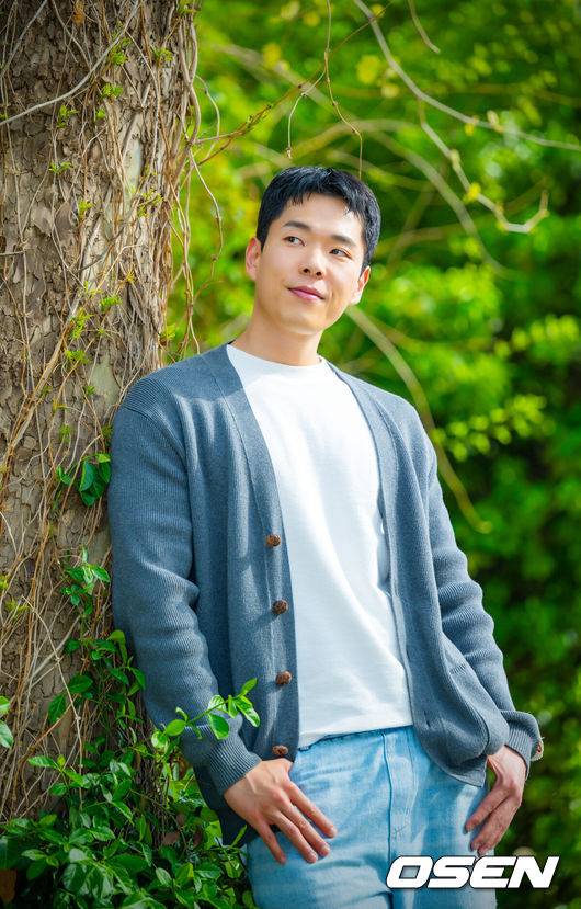 [OSEN=민경훈 기자] 배우 주연우가 최근 서울 마포구 합정동 OSEN 사옥에서 인터뷰를 가졌다.주연우는 지난 12일 종영한 SBS 금토드라마 ‘보물섬’에서 비선 실세 염장선(허준호 분)의 오른팔 천구호 역을 맡아 열연을 펼쳤다.배우 주연우가 카메라 앞에서 포즈를 취하고 있다. 2025.04.21 / rumi@osen.co.kr