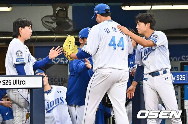 [OSEN=대구, 이석우 기자] 19일 대구삼성라이온즈파크에서 2025 신한 SOL 뱅크 KBO 리그 삼성 라이온즈와 롯데 자이언츠의 경기가 열렸다. 홈팀 삼성은 김대호가, 방문팀 롯데는 김진욱이 선발 출전했다. 삼성 라이온즈 선발 투수 김대호가 3회초 교체되고 있다. 2025.04.19 / foto0307@osen.co.kr