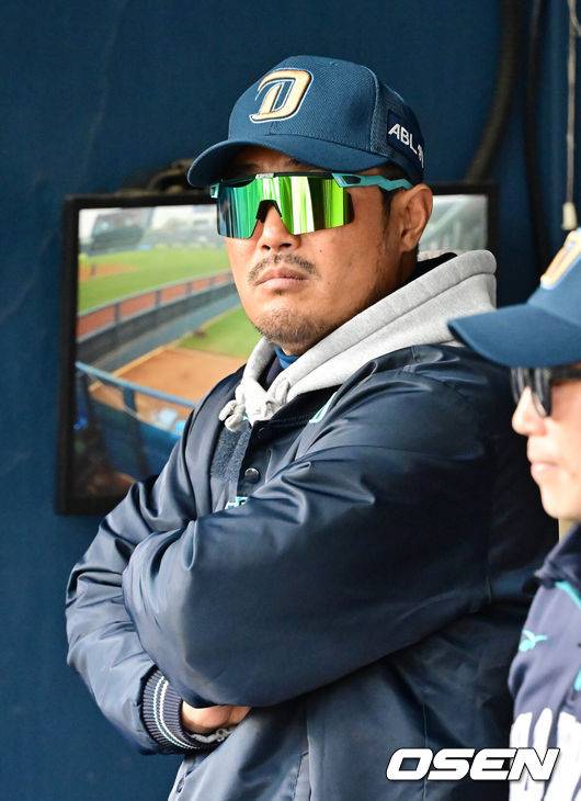 [OSEN=잠실, 민경훈 기자] 24일 오후 서울 잠실야구장에서 2025 신한 SOL Bank KBO리그 LG 트윈스와 NC 다이노스의 경기가 열렸다.홈팀 LG는 치리노스, 원정팀 NC는 라일리를 선발로 내세웠다NC 선발 이호준 감독이 덕아웃에서 경기를 주시하고 있다. 2025.04.24 / rumi@osen.co.kr