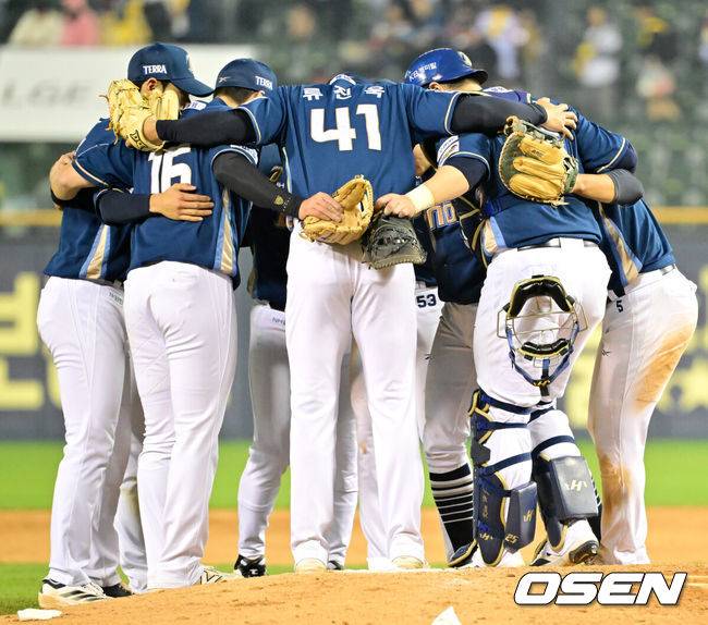 [OSEN=잠실, 민경훈 기자] 24일 오후 서울 잠실야구장에서 2025 신한 SOL Bank KBO리그 LG 트윈스와 NC 다이노스의 경기가 열렸다.이 경기에서 NC는 LG에 3-1로 승리했다. NC 선발투수 라일리는 6이닝 3피안타 2볼넷 7탈삼진 무실점으로 시즌 3승째를 따냈다. 서호철이 4타수 3안타 2타점으로 활약했다.경기를 마치고 NC 선수들이 마운드에 모여서 승리의 기쁨을 나누고 있다. 2025.04.24 / rumi@osen.co.kr