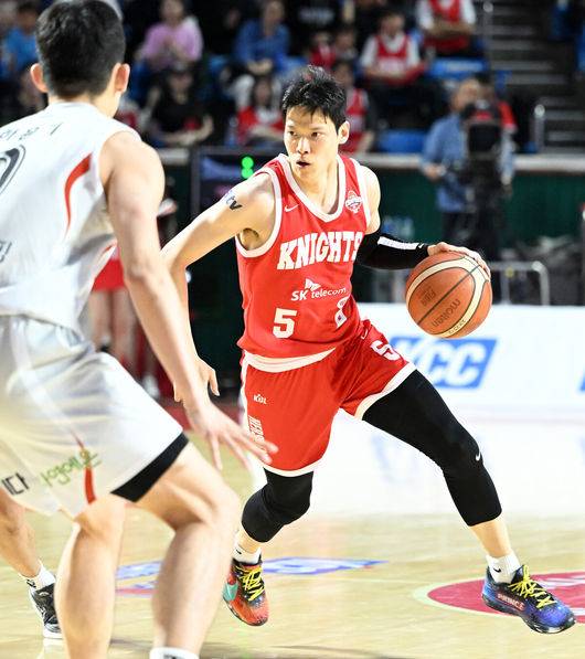 [OSEN=잠실, 이대선 기자] 25일 오후 서울 잠실학생체육관에서 2024~2025시즌 KCC 프로농구 4강 PO(5전3승제) 2차전 서울 SK와 수원 KT의 경기가 열렸다. 정규리그에서 KT에 5승 1패로 강했던 SK가 1차전에서 65-61로 승리했다.4강 PO 1차전 승리 팀은 54회 중 42회(77.8%) 챔피언결정전에 진출했다.3쿼터 SK 김선형이 드리블 돌파를 시도하고 있다. 2025.04.25 /sunday@osen.co.kr