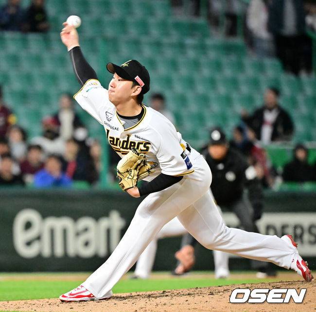 [OSEN=인천, 민경훈 기자] 25일 오후 인천 SSG랜더스필드에서 ‘2025 신한 SOL Bank KBO리그’ SSG 랜더스와 키움 히어로즈의 경기가 열렸다.이날 홈팀 SSG는 박종훈, 원정팀 키움은 김선기를 선발로 내세웠다.4회초 1사 주자 1,2루 키움 어준서 타석에서 SSG 선발 박종훈에 이어 마운드에 오른 송영진이 힘차게 공을 뿌리고 있다. 2025.04.25 / rumi@osen.co.kr