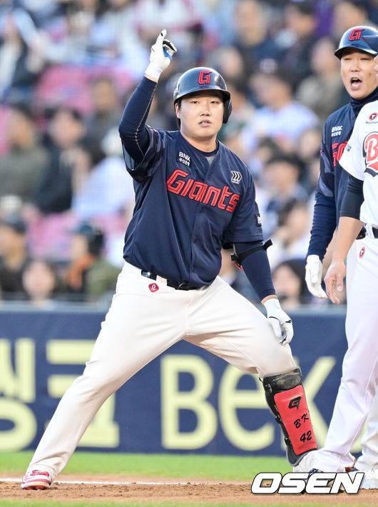 [OSEN=잠실, 김성락 기자] 25일 오후 서울 잠실야구장에서 ‘2025 신한 SOL Bank KBO리그’ 두산 베어스와 롯데 자이언츠의 경기가 열렸다.홈팀 두산은 최원준, 원정팀 롯데는 데이비슨을 선발로 내세웠다. 2회초 1사 만루 롯데 정보근이 선취 1타점 적시타를 날린 뒤 세리머니를 하고 있다. 2025.04.25/ ksl0919@osen.co.kr