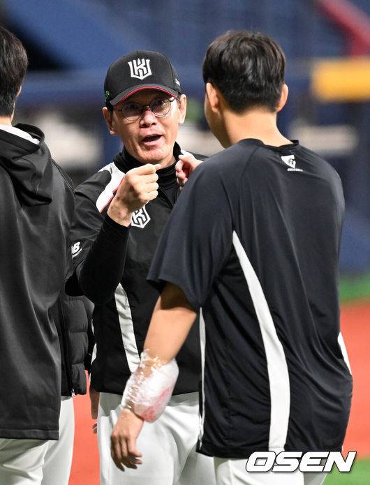 KT 이강철 감독이 소형준과 승리의 기쁨을 나누고 있다. /OSEN DB