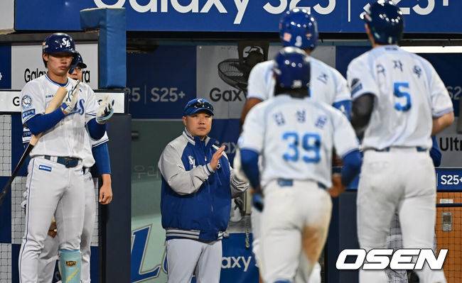 [OSEN=대구, 이석우 기자] 25일 대구삼성라이온즈파크에서 2025 신한 SOL 뱅크 KBO 리그 삼성 라이온즈와 NC 다이노스의 경기가 열렸다. 홈팀 삼성은 김대호가, 방문팀 NC는 목지훈이 선발 출전했다. 삼성 라이온즈 박진만 감독이 8회말 1사 1,2루 우월 3점 홈런을 친 디아즈를 반기고 있다. 2025.04.25 / foto0307@osen.co.kr