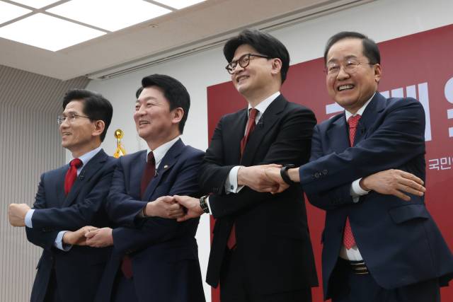 ▲국민의힘 김문수(왼쪽부터), 안철수, 한동훈, 홍준표 대선 경선 후보가 23일 서울 여의도 국민의힘 중앙당사에서 열린 2차 경선 토론회 미디어데이에서 포즈를 취하고 있다. ⓒ연합뉴스