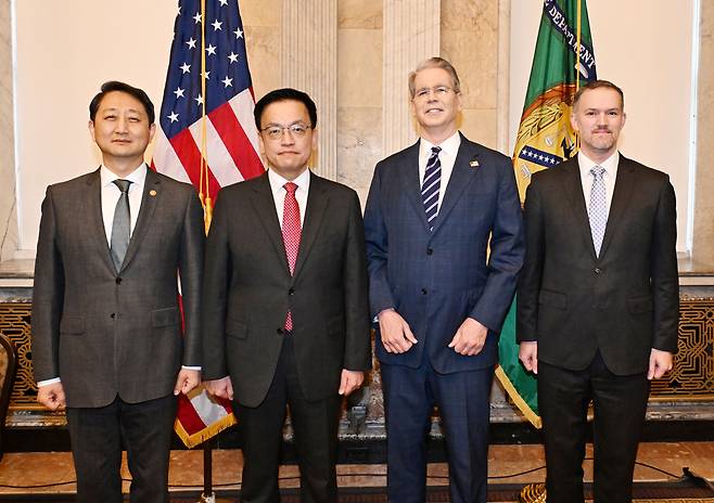 주요 20개국(G20) 재무장관회의 및 국제통화금융위원회(IMFC)'에 참석차 미국 워싱턴D.C를 방문중인 최상목 부총리 겸 기획재정부 장관이 안덕근 산업통상자원부 장관과 함께 24일(현지시간) 미국 워싱턴 DC 재무부에서 열린 '한-미 2+2 통상협의(Trade Consultation)'에서 기념 촬영하고 있다. (왼쪽부터) 안 산업부 장관, 최 부총리, 스콧 베센트 미 재무장관, 제이미슨 그리어 미국무역대표부(USTR) 대표. 기획재정부 제공