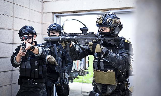 공군 제1전투비행단 특수임무반 요원들이 24일 초동조치 능력 극대화 등을 위한 육군 제11공수특전여단과의 합동 훈련에서 내부소탕 훈련을 하고 있다. 공군 제공