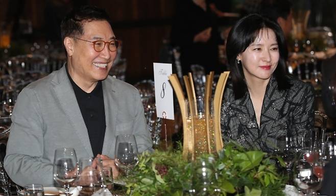 2024년 10월 24일 제14회 아름다운예술인상 시상식에 참석한 정호영, 이영애 부부. 뉴스1