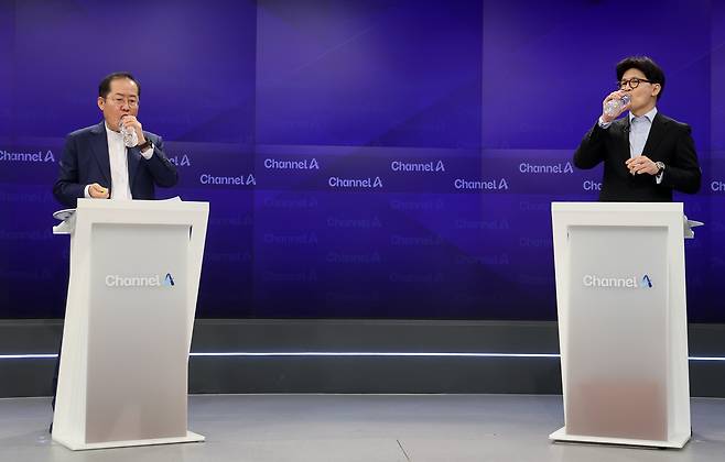 25일 종로구 동아미디어센터 채널A스튜디오에서 국민의힘 대선 2차 경선 진출자인 한동훈, 홍준표 후보가 방송 시작을 기다리며 물을 마시고 있다.&nbsp; &nbsp;국회사진기자단