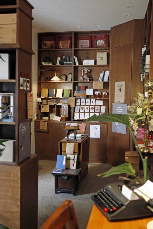 경북 안동 ‘기록상점 낯선’의 내부 모습. 노트와 편지지, 엽서 등은 안동의 전통에 현대적인 색깔을 입혀 직접 디자인한다.