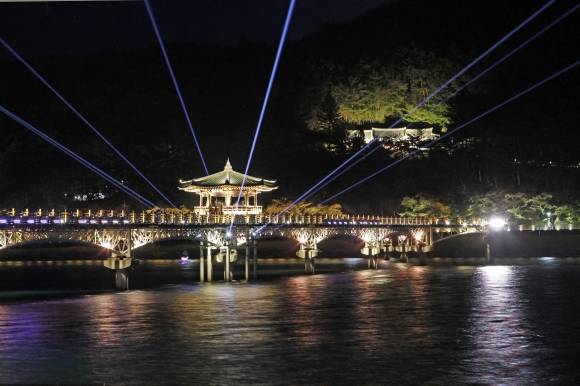 월영교와 강 건너편 신성현객사의 야경. 월영교는 안동 야간 여행의 필수 코스다.