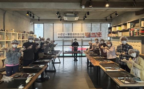 ‘한국디저트in청주’ 관광상품을 통해 입국한 대만 관광객들이 지난 22일 청주의 한 빵집에서 디저트만들기 체험을 하고 있다. 청주시 제공