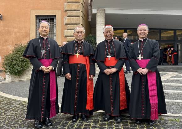 한국 조문단과 유흥식 추기경이 교황청에 만나 기념사진을 찍고 있다. 왼쪽부터 이용훈 한국천주교주교회의 의장, 염수정 추기경, 유흥식 추기경, 장인남 대주교. 한국천주교주교회의 제공.